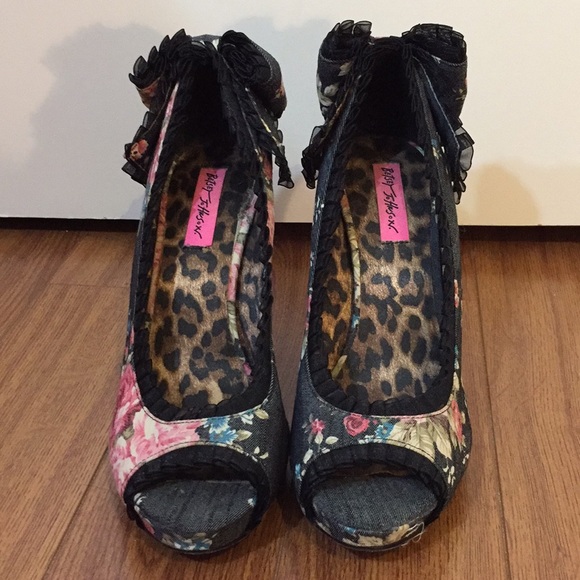 BETSEY JOHNSON Peep Toe Bow Pumps SIZE 9 - Picture 2 of 9
